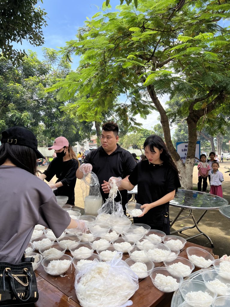 Chương trình Cùng em tới trường – Trường THCS Ya Xiêr, Kon Tum (1)