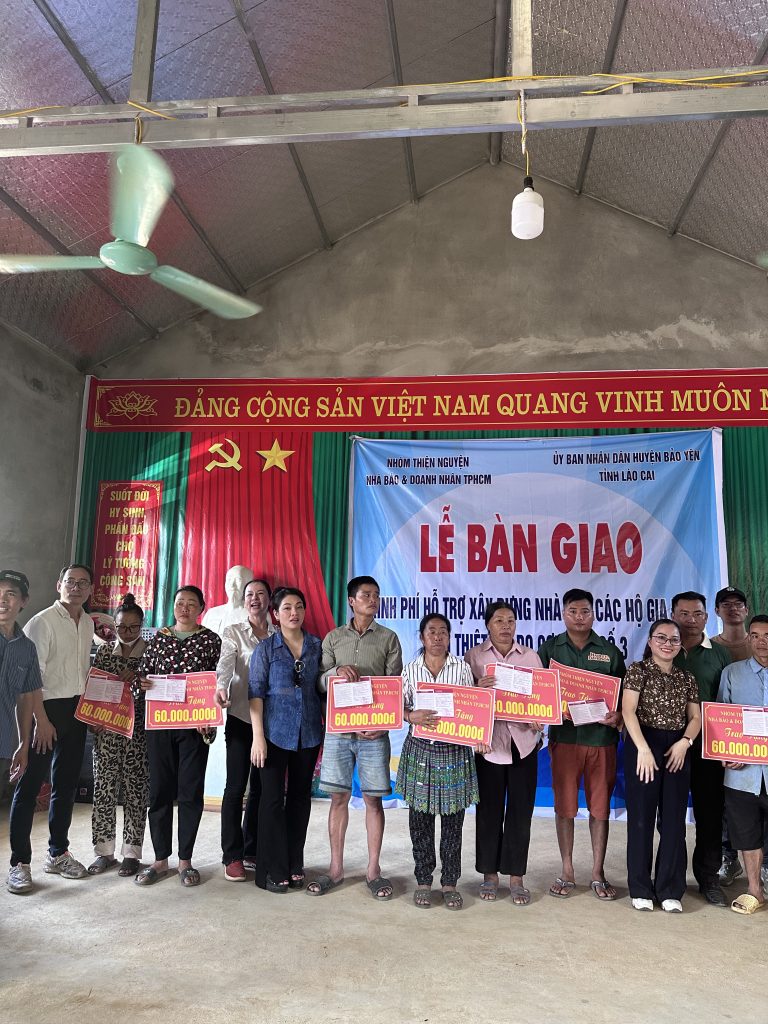 Trao sổ tiết kiệm – Quỹ xây nhà tái thiết sau bão số 4 (3)