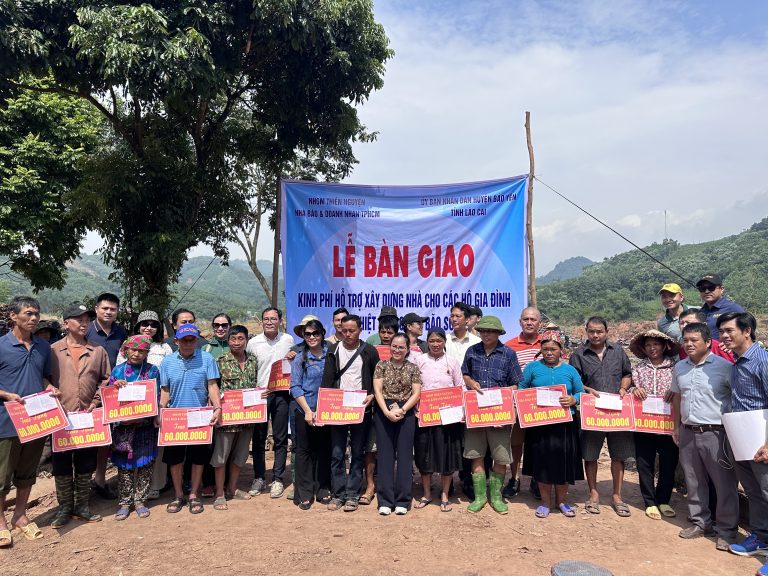 Trao sổ tiết kiệm – Quỹ xây nhà tái thiết sau bão số 4 (4)