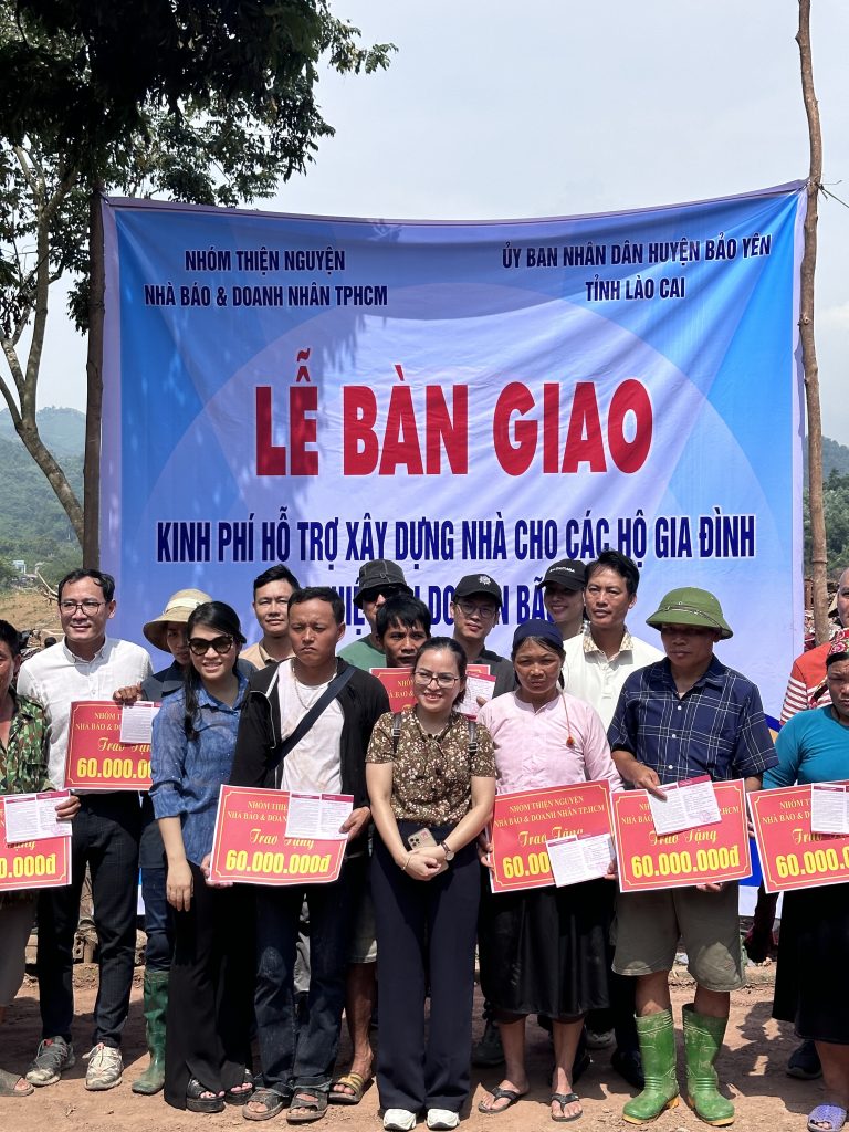 Trao sổ tiết kiệm – Quỹ xây nhà tái thiết sau bão số 4 (5)