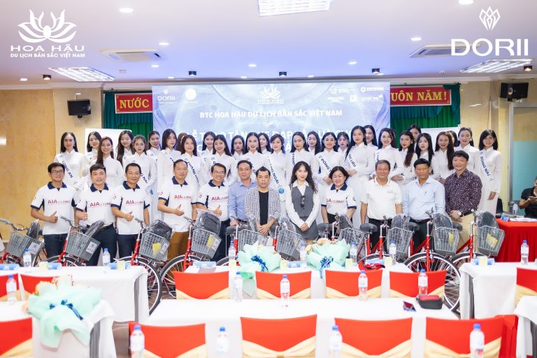 Trao tặng xe đạp và quà cho trẻ em nghèo (1)