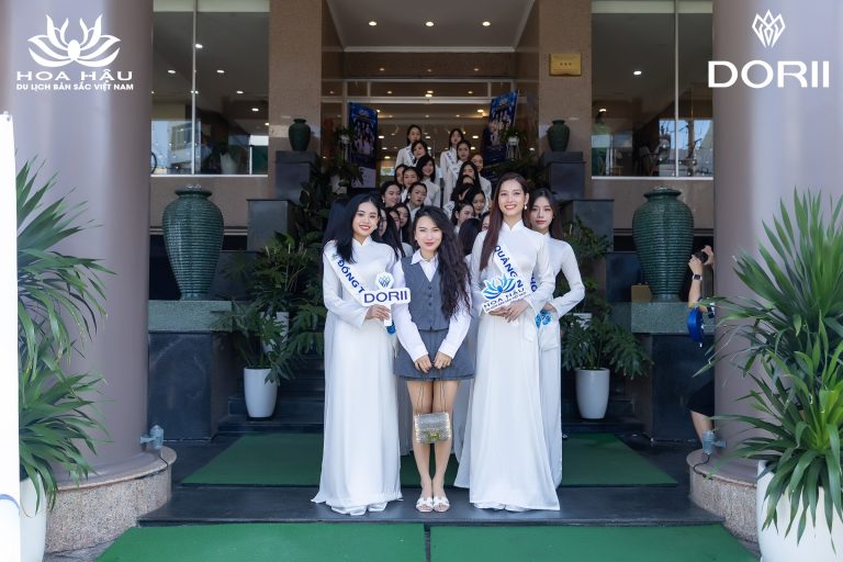 Trao tặng xe đạp và quà cho trẻ em nghèo (2)