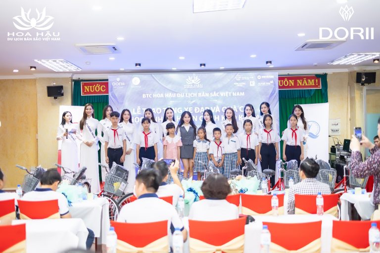 Trao tặng xe đạp và quà cho trẻ em nghèo (3)