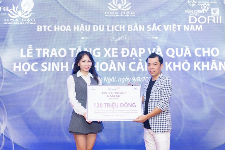 Trao tặng xe đạp và quà cho trẻ em nghèo (4)