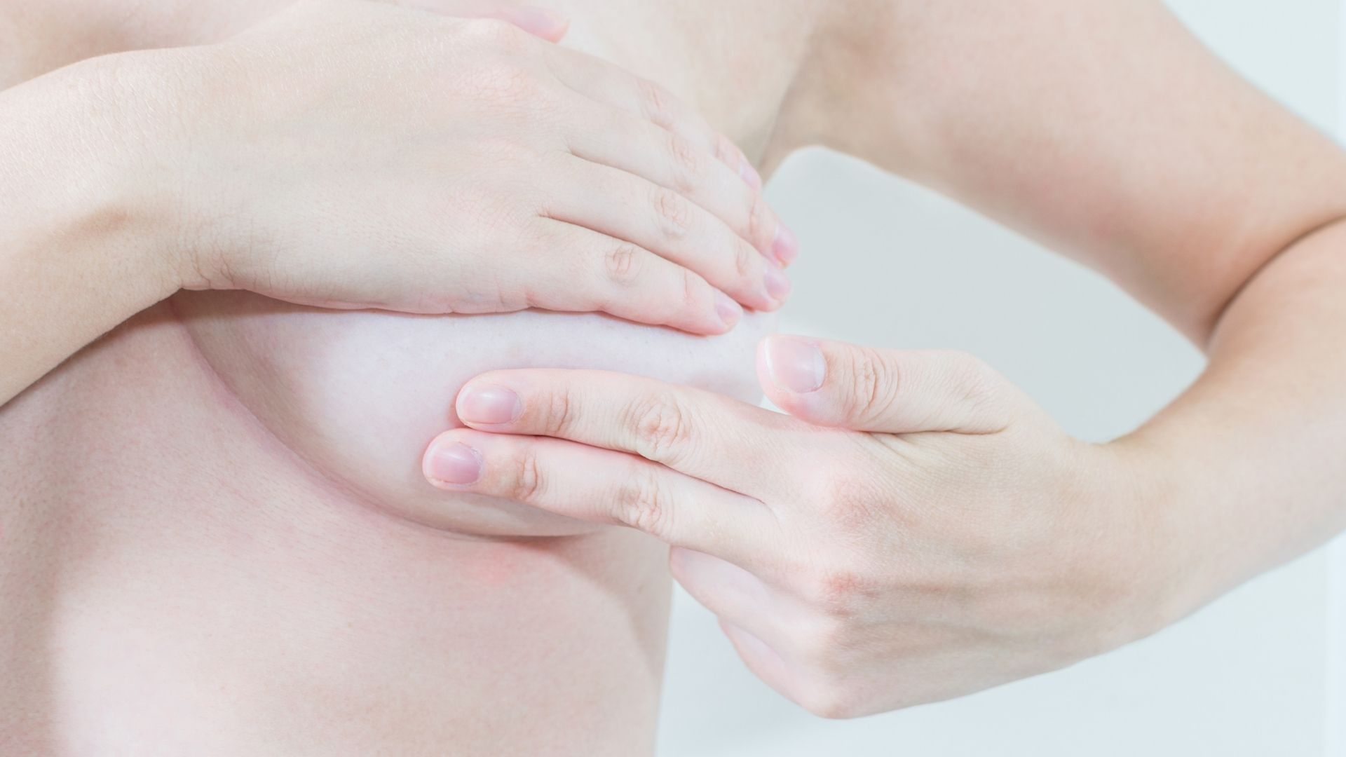 Những yếu tố quyết định vị trí và sự cân đối của núm ngực